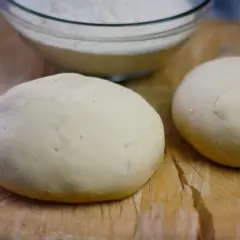 Przepis na ciasto do pizzy z mlekiem i jajkiem, które zaskoczy smakiem