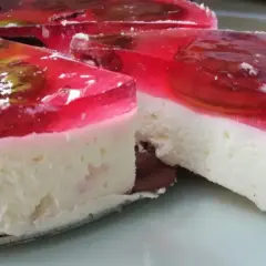 Jak wzbogacić sernik na zimno Gellwe? Co dodać dla lepszego smaku