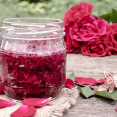 Jak zrobić pyszną herbatę z płatków róży – prosty przepis i korzyści zdrowotne