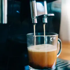 Ile prądu ciągnie ekspres do kawy Delonghi i jak zaoszczędzić?