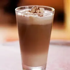 Czym jest kawa latte? Składniki, przygotowanie i różnice od innych kaw