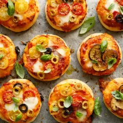 Szybki przepis na pizzę z ciasta francuskiego, która zachwyci smakiem