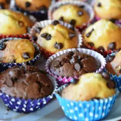 Czy muffinki podawać w papilotkach? Uniknij problemów ze sklejaniem