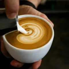 Jaka kawa do latte? Odkryj najlepsze ziarna i smaki dla idealnego napoju