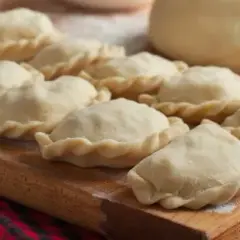 Delikatne ciasto na pierogi – prosty przepis na idealną konsystencję