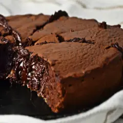 Prosty przepis na ciasto czekoladowy wulkan z płynnym środkiem krok po kroku
