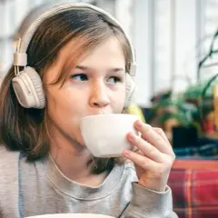 Od kiedy można pić kawę, by uniknąć zmęczenia i poprawić wydajność?