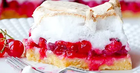 Prosty przepis na ciasto z czerwonymi porzeczkami, które zachwyci każdego