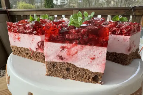 Pyszny przepis na ciasto kostka malinowa, które zachwyci każdego