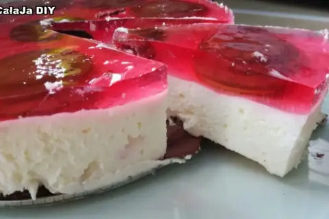 Jak wzbogacić sernik na zimno Gellwe? Co dodać dla lepszego smaku
