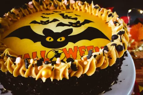 Prosty przepis na ciasto na Halloween z efektownymi dekoracjami i poradami