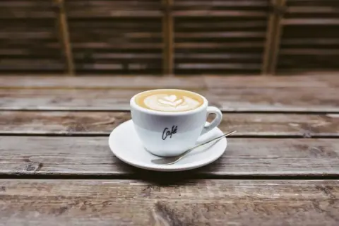 Jak zrobić pyszną kawę latte bez ekspresu – prosty sposób w domu