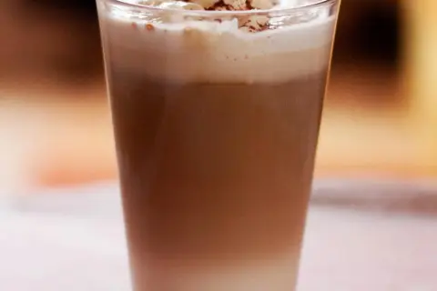 Czym jest kawa latte? Składniki, przygotowanie i różnice od innych kaw