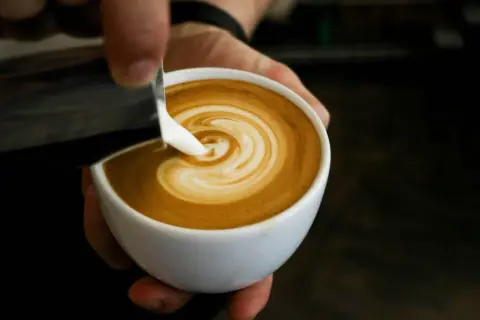 Jaka kawa do latte? Odkryj najlepsze ziarna i smaki dla idealnego napoju