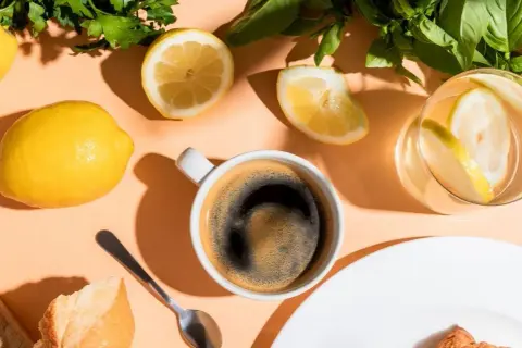 Czy kawa z cytryną naprawdę pomaga w odchudzaniu? Fakty i mity