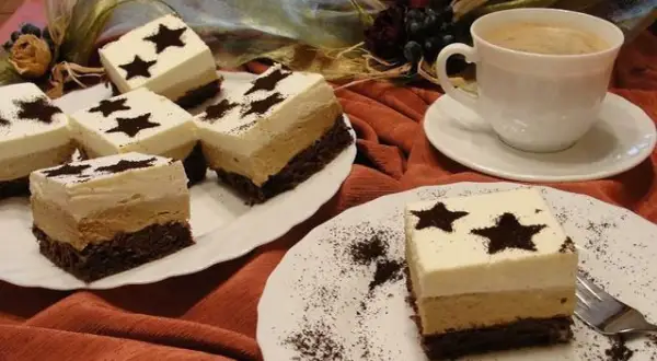 Przepis na ciasto cappuccino z bitą śmietaną, które oczaruje smakiem