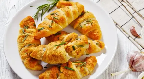 Szybkie i łatwe rogaliki z ciasta francuskiego przepisy, które zachwycą