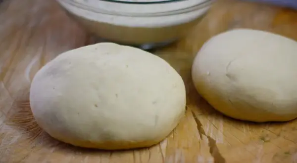 Przepis na ciasto do pizzy z mlekiem i jajkiem, które zaskoczy smakiem