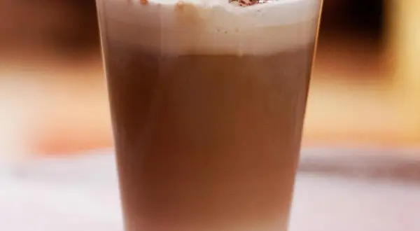 Czym jest kawa latte? Składniki, przygotowanie i różnice od innych kaw
