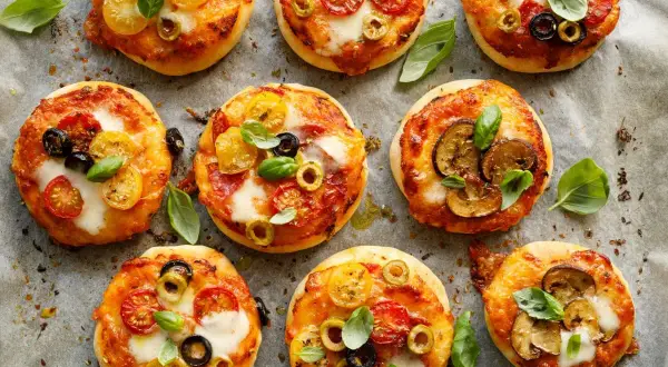 Szybki przepis na pizzę z ciasta francuskiego, która zachwyci smakiem