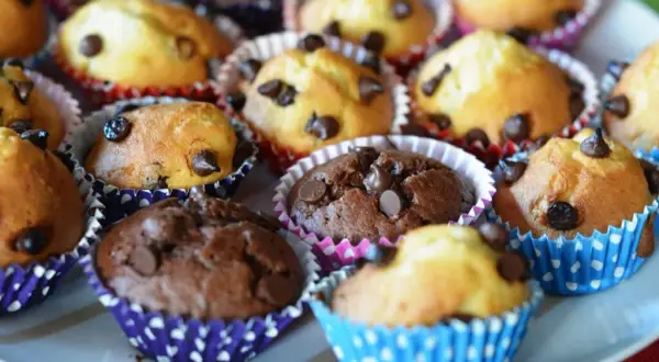 Czy muffinki podawać w papilotkach? Uniknij problemów ze sklejaniem