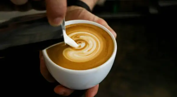 Jaka kawa do latte? Odkryj najlepsze ziarna i smaki dla idealnego napoju