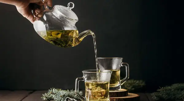 Jak parzyć zieloną herbatę liściastą, aby cieszyć się jej smakiem?