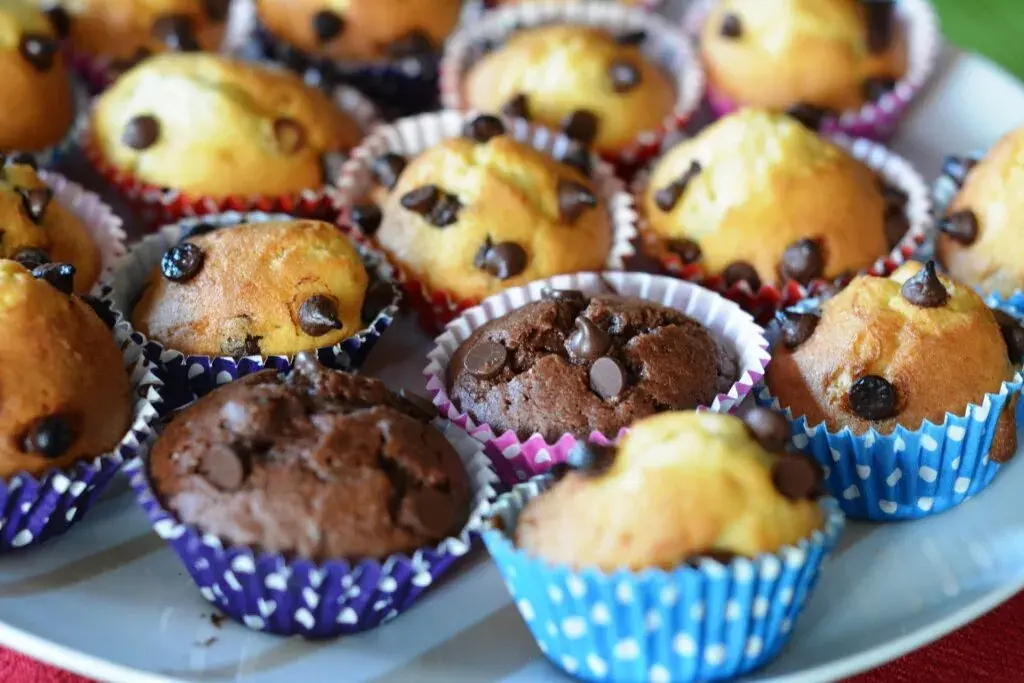 Czy muffinki podawać w papilotkach? Uniknij problemów ze sklejaniem