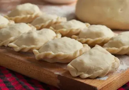Delikatne ciasto na pierogi – prosty przepis na idealną konsystencję