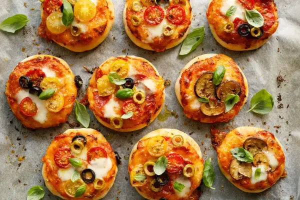 Szybki przepis na pizzę z ciasta francuskiego, która zachwyci smakiem