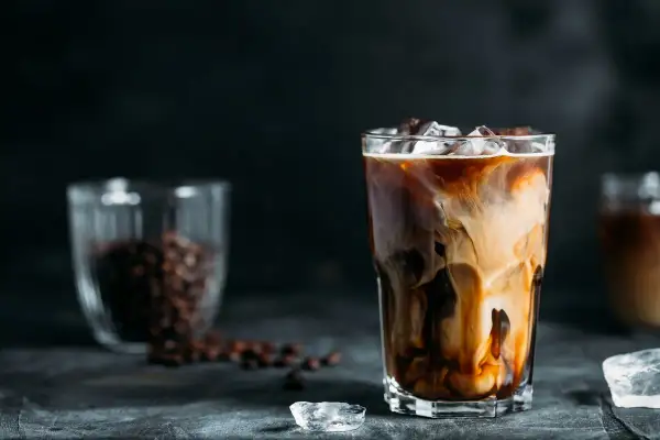 Czy kawę rozpuszczalną można zalać zimną wodą? Sprawdź, co tracisz!
