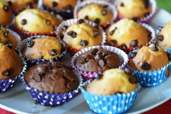 Czy muffinki podawać w papilotkach? Uniknij problemów ze sklejaniem